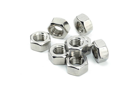 顯示活塞的已拆解發(fā)動(dòng)機(jī)零件