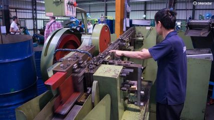 臺灣臺萬自行車零件工廠參觀:瘋狂的機器人|企業(yè)參觀 - 美騎網|Biketo.com
